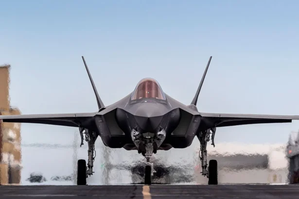 Μαχητικό F-35A Lightning II από μπροστά σε διάδρομο, με ανοιχτά σκέλη προσγείωσης