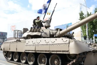 Άρμα μάχης της Εθνικής Φρουράς της Κύπρου με χειριστή στον πυργίσκο και την κυπριακή σημαία στην παρέλαση στη Λευκωσία
