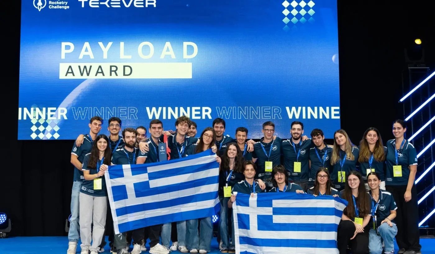 Η φοιτητική ομάδα White Noise του ΕΜΠ με ελληνικές σημαίες μπροστά από την οθόνη του Payload Award στον διαγωνισμό EuRoC 2026