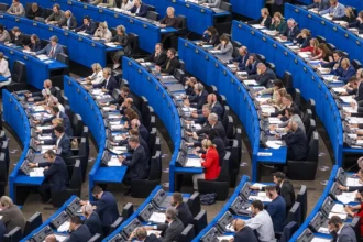 Ευρωβουλευτές στα έδρανα του ημικυκλίου της Ολομέλειας του Ευρωπαϊκού Κοινοβουλίου στο Στρασβούργο