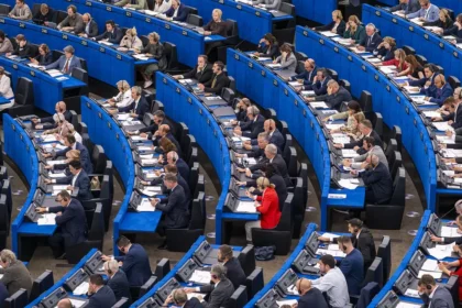 Ευρωβουλευτές στα έδρανα του ημικυκλίου της Ολομέλειας του Ευρωπαϊκού Κοινοβουλίου στο Στρασβούργο
