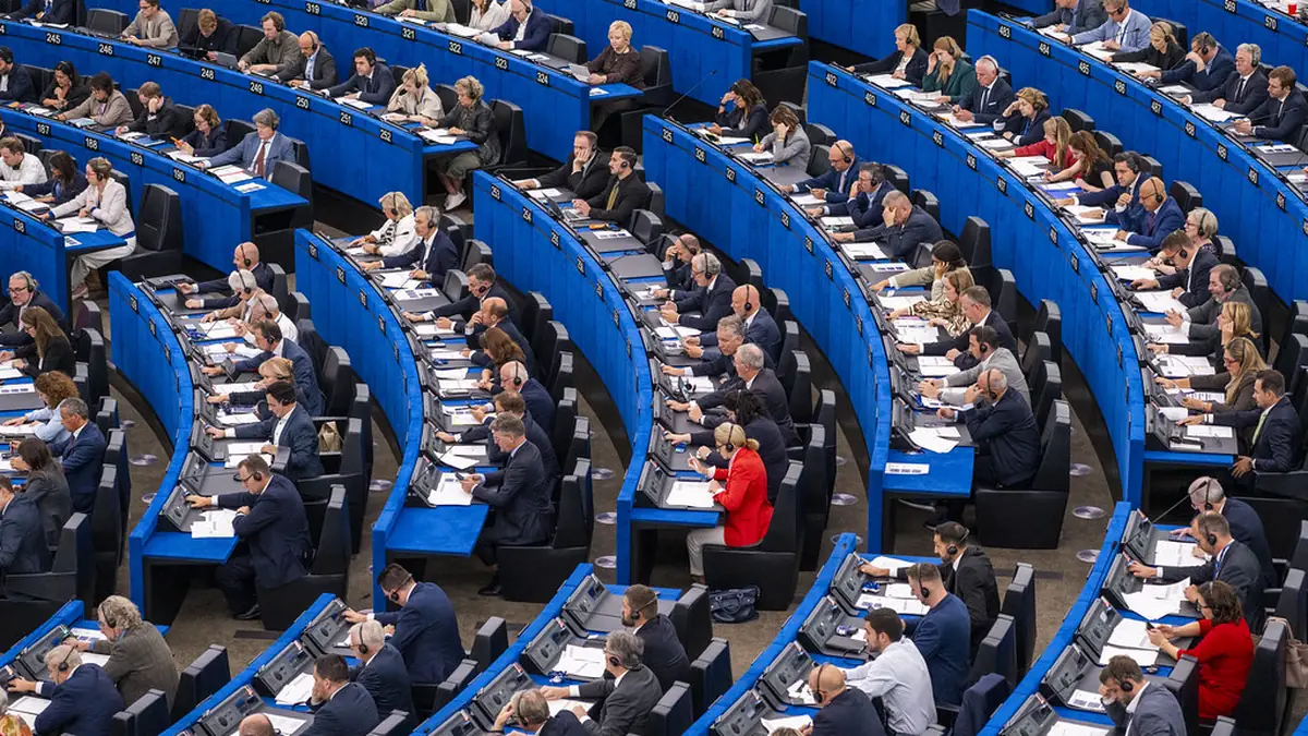 Ευρωβουλευτές στα έδρανα του ημικυκλίου της Ολομέλειας του Ευρωπαϊκού Κοινοβουλίου στο Στρασβούργο