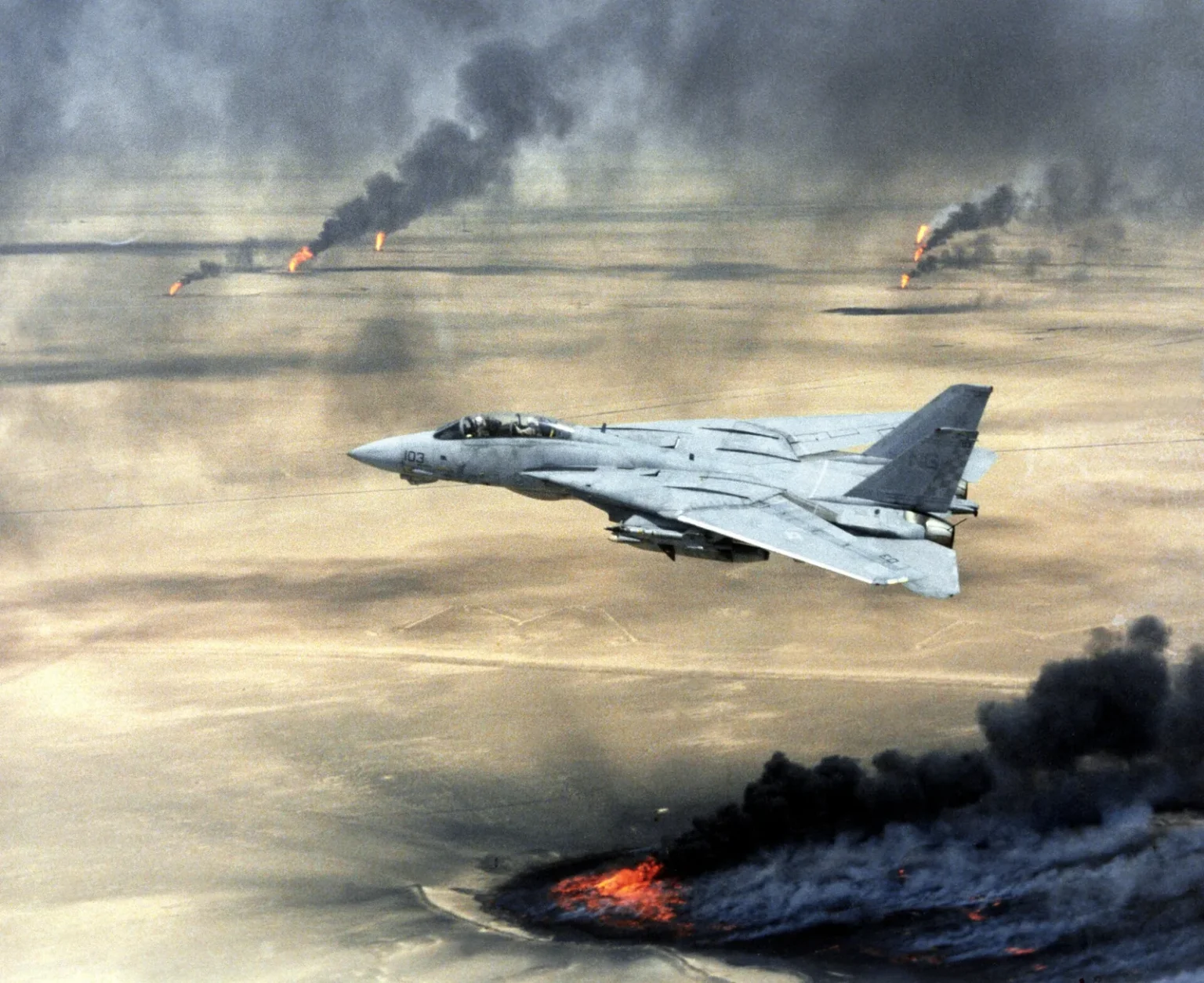 F-14A Tomcat πάνω από φλεγόμενες πετρελαιοπηγές του Κουβέιτ