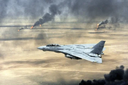 F-14A Tomcat πάνω από φλεγόμενες πετρελαιοπηγές του Κουβέιτ
