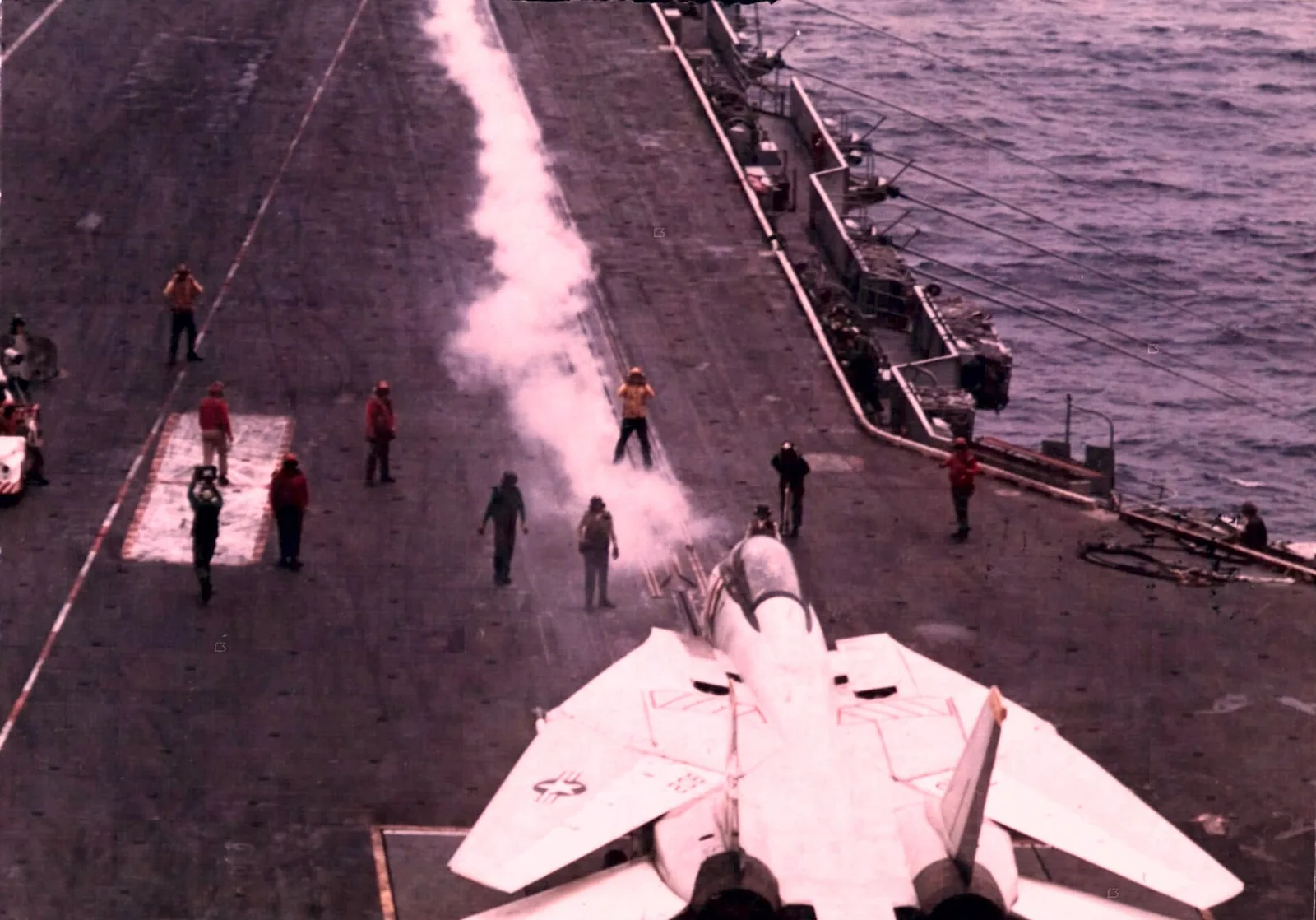 F-14A της VF-2 στο USS Enterprise τον Απρίλιο του 1975