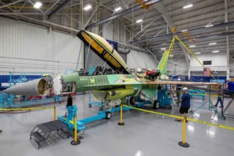 Τεχνικοί τοποθετούν πτέρυγα σε νέο F-16 στη γραμμή παραγωγής της Lockheed Martin