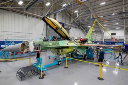 Τεχνικοί τοποθετούν πτέρυγα σε νέο F-16 στη γραμμή παραγωγής της Lockheed Martin