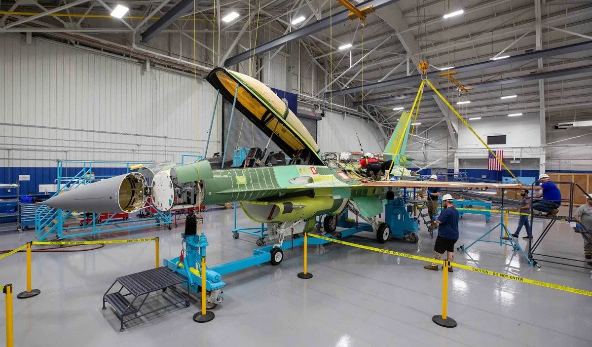 Τεχνικοί τοποθετούν πτέρυγα σε νέο F-16 στη γραμμή παραγωγής της Lockheed Martin