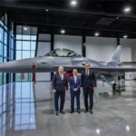 Μαχητικό F-16 Block 70 της Ταϊβάν σε υπόστεγο στις ΗΠΑ, με αντιπροσωπεία του υπουργείου Άμυνας της χώρας