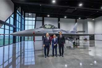 Μαχητικό F-16 Block 70 της Ταϊβάν σε υπόστεγο στις ΗΠΑ, με αντιπροσωπεία του υπουργείου Άμυνας της χώρας