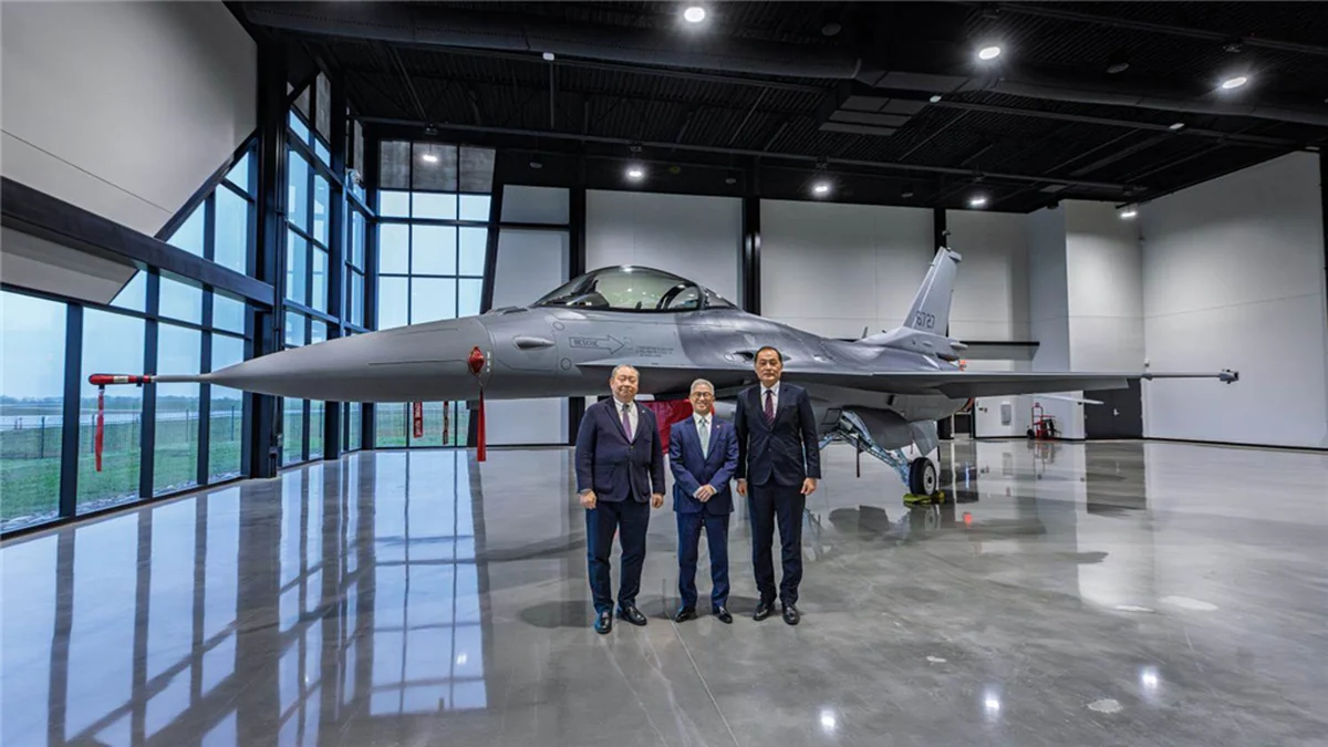 Μαχητικό F-16 Block 70 της Ταϊβάν σε υπόστεγο στις ΗΠΑ, με αντιπροσωπεία του υπουργείου Άμυνας της χώρας