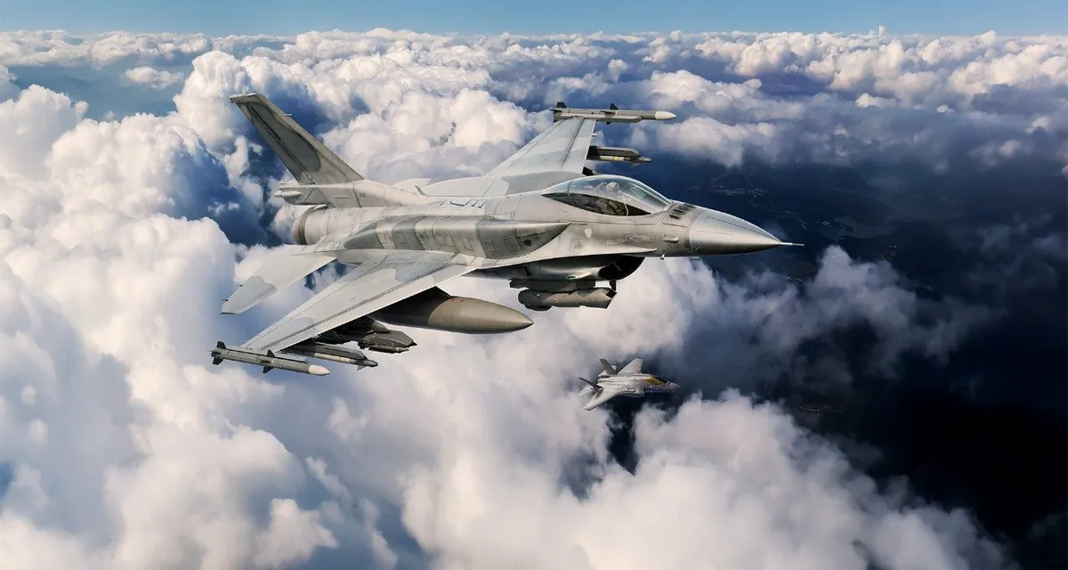 Ψηφιακή απεικόνιση F-16 με ατρακτίδιο Sniper NTP και F-35 στο βάθος