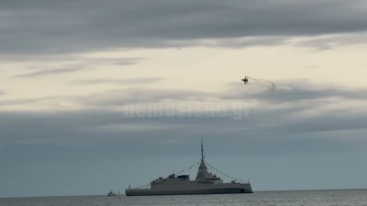 Το F-16 «ΖΕΥΣ» σε ελιγμό πάνω από τον Θερμαϊκό, με τη φρεγάτα ΚΙΜΩΝ (FDI HN) αγκυροβολημένη από κάτω