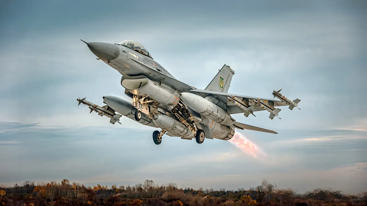 Γκρι μαχητικό F-16 απογειώνεται με πυραύλους στα άκρα των πτερύγων