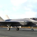 Το μαχητικό F-35A JF-510 της Πολεμικής Αεροπορίας της Φινλανδίας τροχοδρομεί στην αεροπορική βάση του Ροβανιέμι