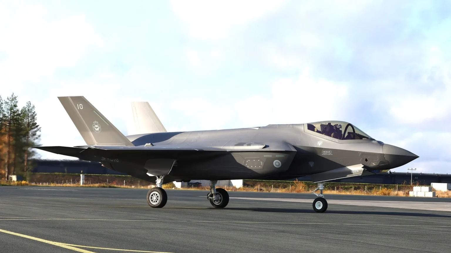 Το μαχητικό F-35A JF-510 της Πολεμικής Αεροπορίας της Φινλανδίας τροχοδρομεί στην αεροπορική βάση του Ροβανιέμι