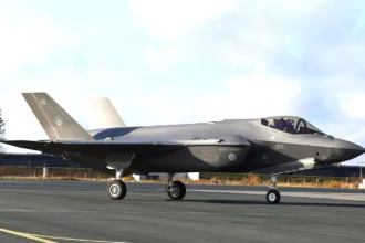 Το μαχητικό F-35A JF-510 της Πολεμικής Αεροπορίας της Φινλανδίας τροχοδρομεί στην αεροπορική βάση του Ροβανιέμι