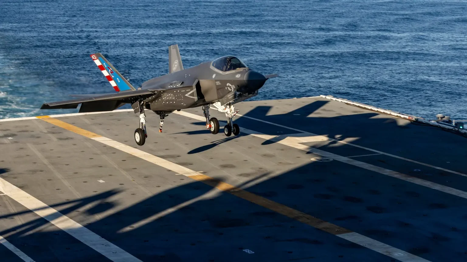 Μαχητικό F-35C της μοίρας VX-23 με σήματα δοκιμών προσγειώνεται στο κατάστρωμα του αεροπλανοφόρου John F. Kennedy