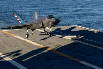 Μαχητικό F-35C της μοίρας VX-23 με σήματα δοκιμών προσγειώνεται στο κατάστρωμα του αεροπλανοφόρου John F. Kennedy