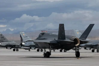 Ισραηλινό μαχητικό F-35I Adir της 140ής Μοίρας τροχοδρομεί για αποστολή, με αμερικανικά F-16 στο βάθος