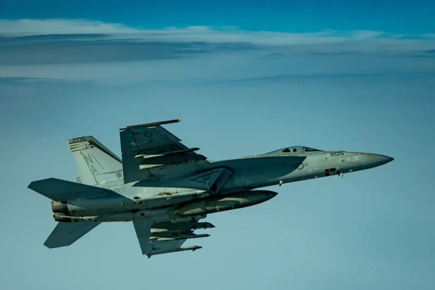 Αμερικανικό μαχητικό F/A-18E Super Hornet σε πτήση πάνω από την περιοχή ευθύνης της CENTCOM