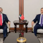 Ο Τούρκος υπουργός Εξωτερικών Χακάν Φιντάν και ο Σύρος ομόλογός του Άσαντ αλ-Σαϊμπάνι κάθονται σε πολυθρόνες μπροστά στις σημαίες των δύο χωρών