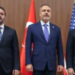 Ο Χακάν Φιντάν όρθιος ανάμεσα στον Σύρο υπουργό Εξωτερικών Ασαάντ αλ Σαϊμπάνι και τον Μάρκο Ρούμπιο, μπροστά σε σημαίες