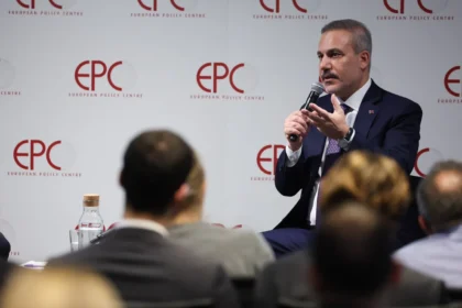 Ο Χακάν Φιντάν μιλά σε μικρόφωνο καθισμένος μπροστά σε πάνελ με το λογότυπο EPC, με κοινό σε πρώτο πλάνο