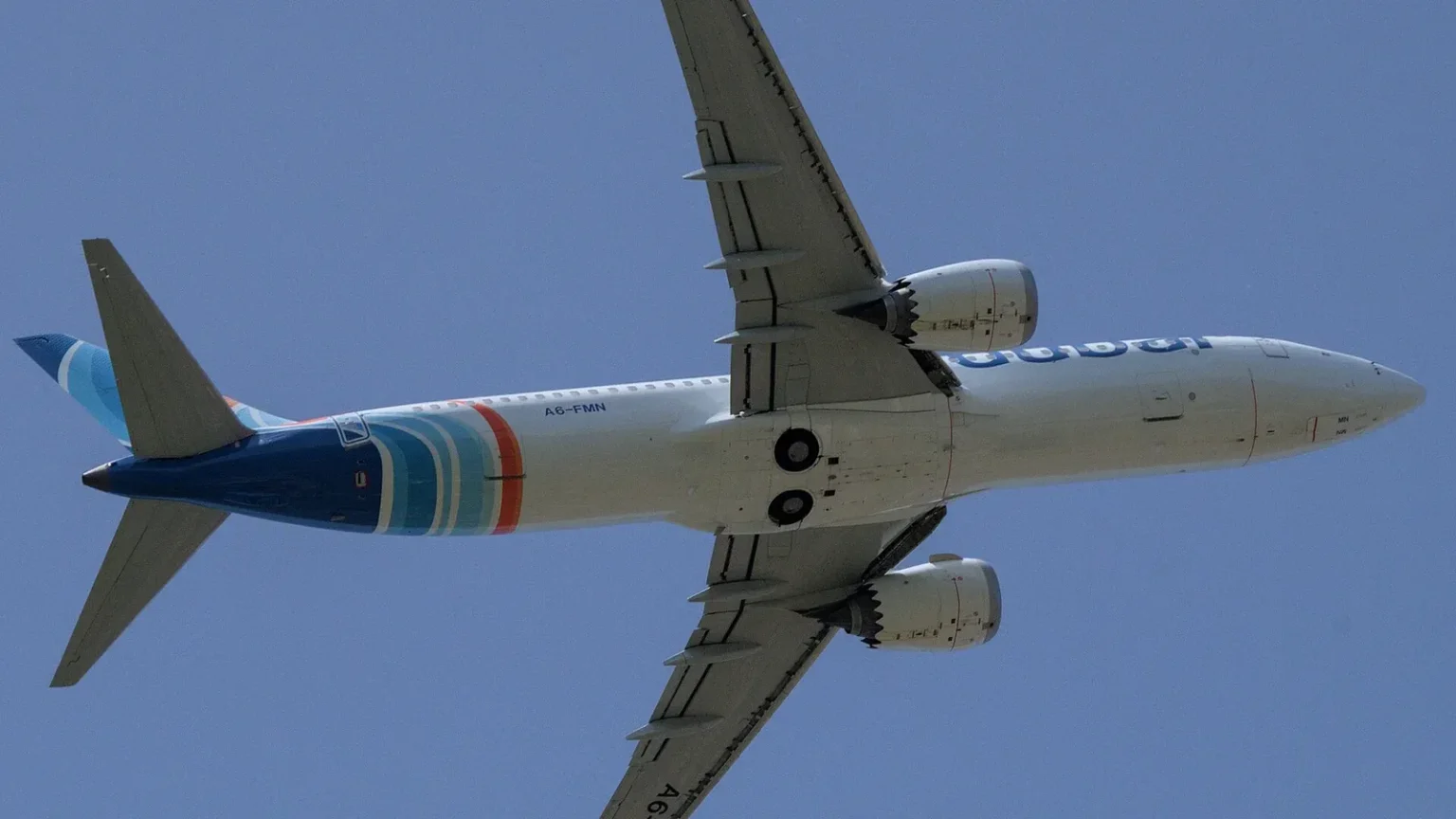 Αεροσκάφος Boeing 737 MAX 8 της flydubai κατά την απογείωση