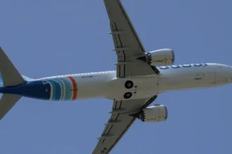 Αεροσκάφος Boeing 737 MAX 8 της flydubai κατά την απογείωση