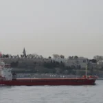 Φορτηγό πλοίο διασχίζει τον Βόσπορο προς τη Μαύρη Θάλασσα