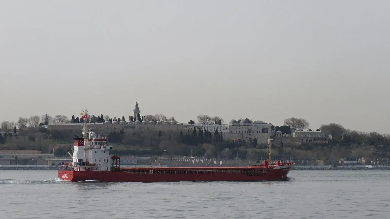 Φορτηγό πλοίο διασχίζει τον Βόσπορο προς τη Μαύρη Θάλασσα