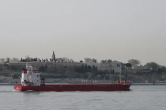 Φορτηγό πλοίο διασχίζει τον Βόσπορο προς τη Μαύρη Θάλασσα