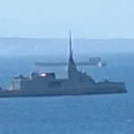 Η φρεγάτα ΚΙΜΩΝ του Πολεμικού Ναυτικού στη θάλασσα του Πειραιά
