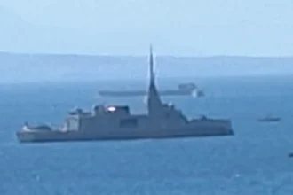 Η φρεγάτα ΚΙΜΩΝ του Πολεμικού Ναυτικού στη θάλασσα του Πειραιά