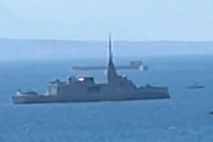 Η φρεγάτα ΚΙΜΩΝ του Πολεμικού Ναυτικού στη θάλασσα του Πειραιά
