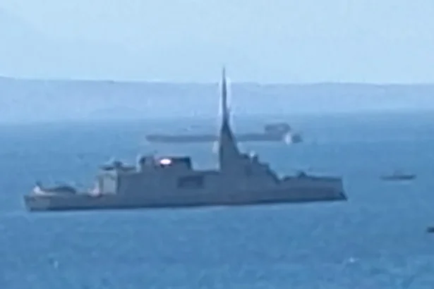 Η φρεγάτα ΚΙΜΩΝ του Πολεμικού Ναυτικού στη θάλασσα του Πειραιά
