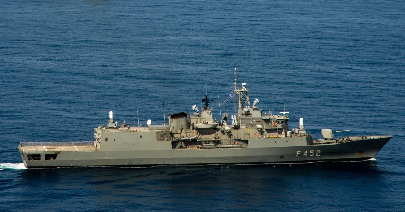 Η φρεγάτα ΜΕΚΟ 200ΗΝ «Ύδρα» (F-452) του Πολεμικού Ναυτικού εν πλω στο Ιόνιο