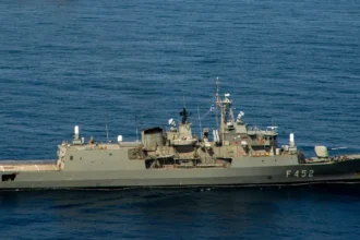 Η φρεγάτα ΜΕΚΟ 200ΗΝ «Ύδρα» (F-452) του Πολεμικού Ναυτικού εν πλω στο Ιόνιο
