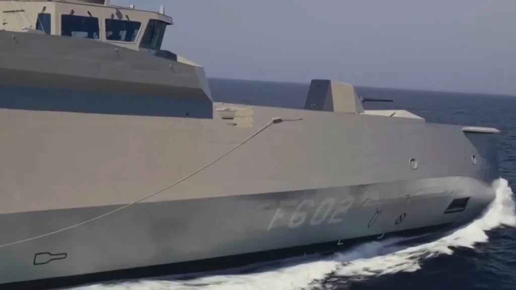 Η πλώρη της ελληνικής φρεγάτας FDI F602 Νέαρχος καθώς πλέει στην ανοιχτή θάλασσα, με τον αριθμό F602 στο κύτος