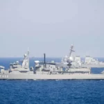 Η ελληνική φρεγάτα Νικηφόρος Φωκάς F466 εν πλω στη Μεσόγειο με το αμερικανικό αντιτορπιλικό Winston S. Churchill στο βάθος