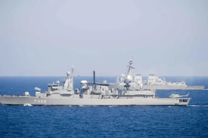 Η ελληνική φρεγάτα Νικηφόρος Φωκάς F466 εν πλω στη Μεσόγειο με το αμερικανικό αντιτορπιλικό Winston S. Churchill στο βάθος