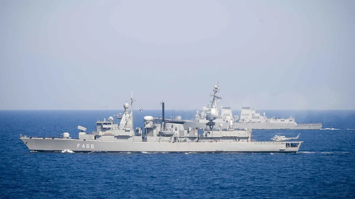 Η ελληνική φρεγάτα Νικηφόρος Φωκάς F466 εν πλω στη Μεσόγειο με το αμερικανικό αντιτορπιλικό Winston S. Churchill στο βάθος