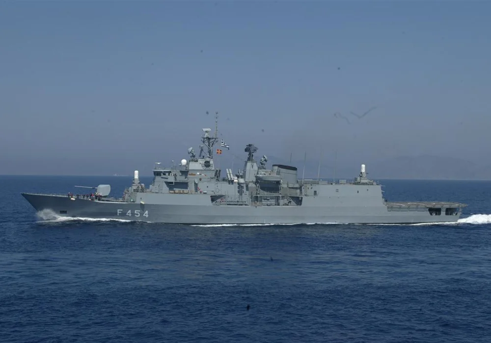 Η φρεγάτα MEKO 200HN «Ψαρά» (F-454) του Πολεμικού Ναυτικού εν πλω