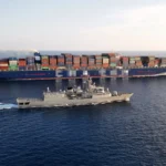 Η φρεγάτα «Σπέτσαι» (F-453) του Πολεμικού Ναυτικού πλέει δίπλα σε εμπορικό πλοίο μεταφοράς εμπορευματοκιβωτίων