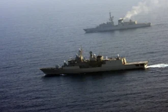 Η φρεγάτα «Ύδρα» του Πολεμικού Ναυτικού πλέει στην Ερυθρά Θάλασσα, με τη σαουδαραβική φρεγάτα Al Taif στο βάθος, σε αεροφωτογραφία
