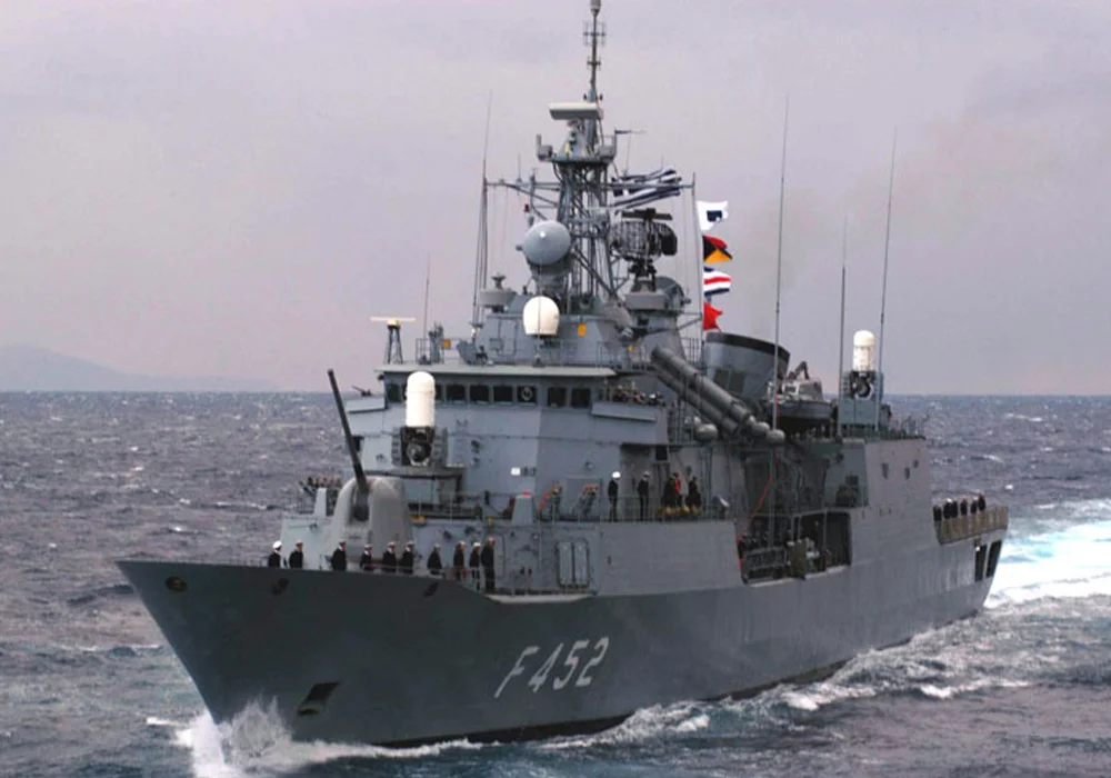 Η φρεγάτα «Ύδρα» (F-452) εν πλω, με τον κύριο ιστό και τα ραντάρ της