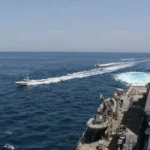 Ταχύπλοα των Φρουρών της Επανάστασης κινούνται κοντά σε αμερικανικό αντιτορπιλικό στον Περσικό Κόλπο