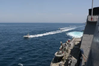 Ταχύπλοα των Φρουρών της Επανάστασης κινούνται κοντά σε αμερικανικό αντιτορπιλικό στον Περσικό Κόλπο