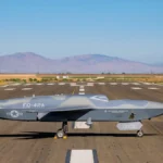 Το μη επανδρωμένο μαχητικό FQ-42A της General Atomics σε διάδρομο στην έρημο